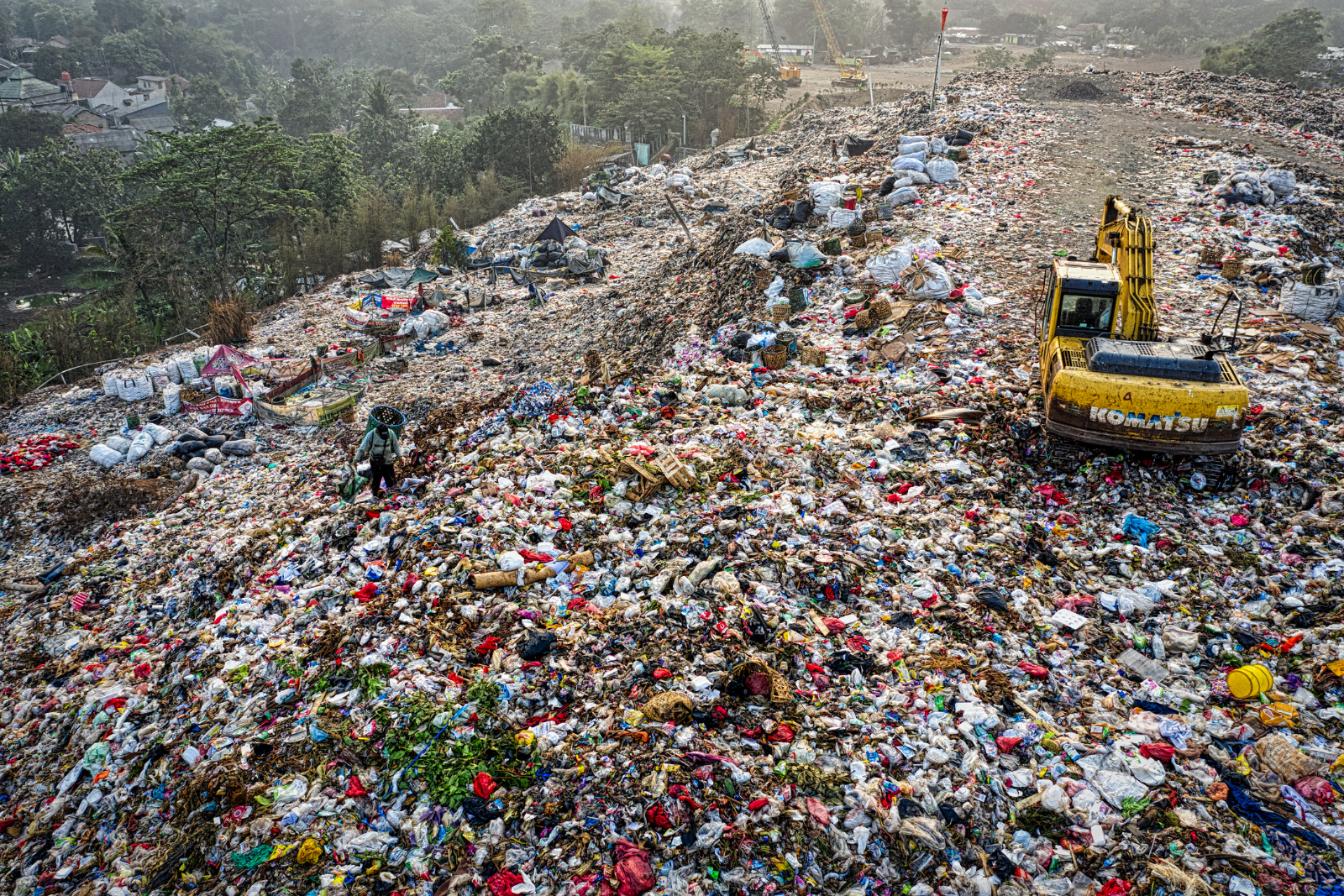 Un gros tas de déchets non recyclables sur une colline.