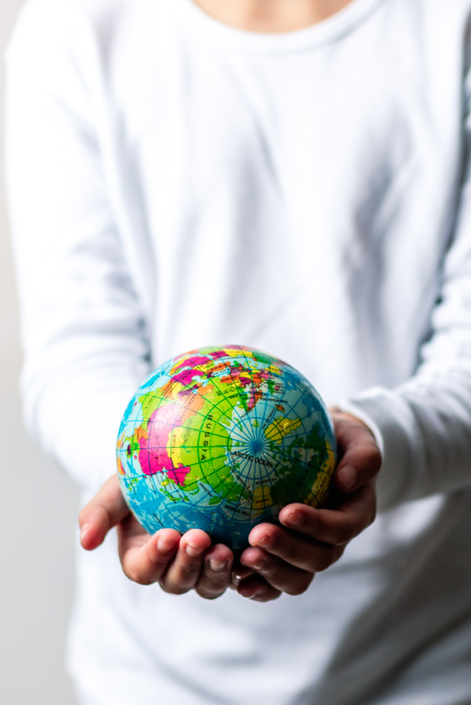 Un enfant tient un globe entre ses mains en temps de crise.