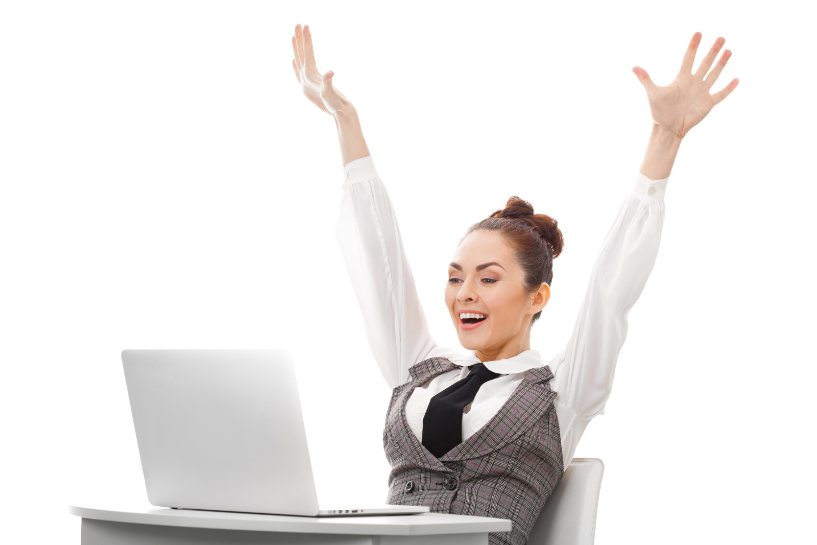 Une femme en costume assise à un bureau, les bras levés, inspirante.