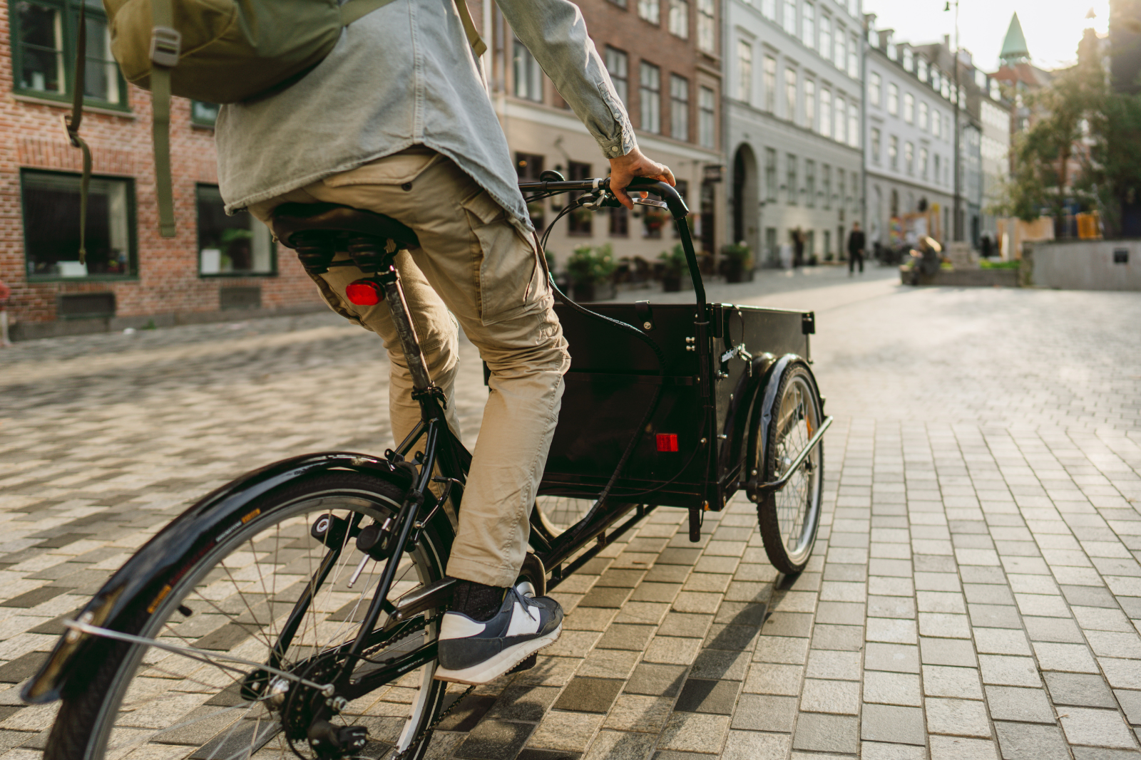 Une personne réduisant son empreinte carbone en faisant du vélo lors de la Journée sans voiture.